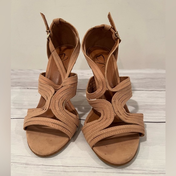 REGINA RIOS women tan suede pumps/size 5 - Picture 1 of 12
